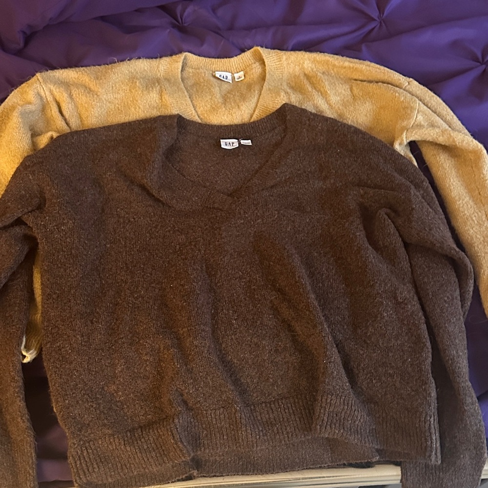 Womens Gap fuzzy Stretchy Sweater.  Like New